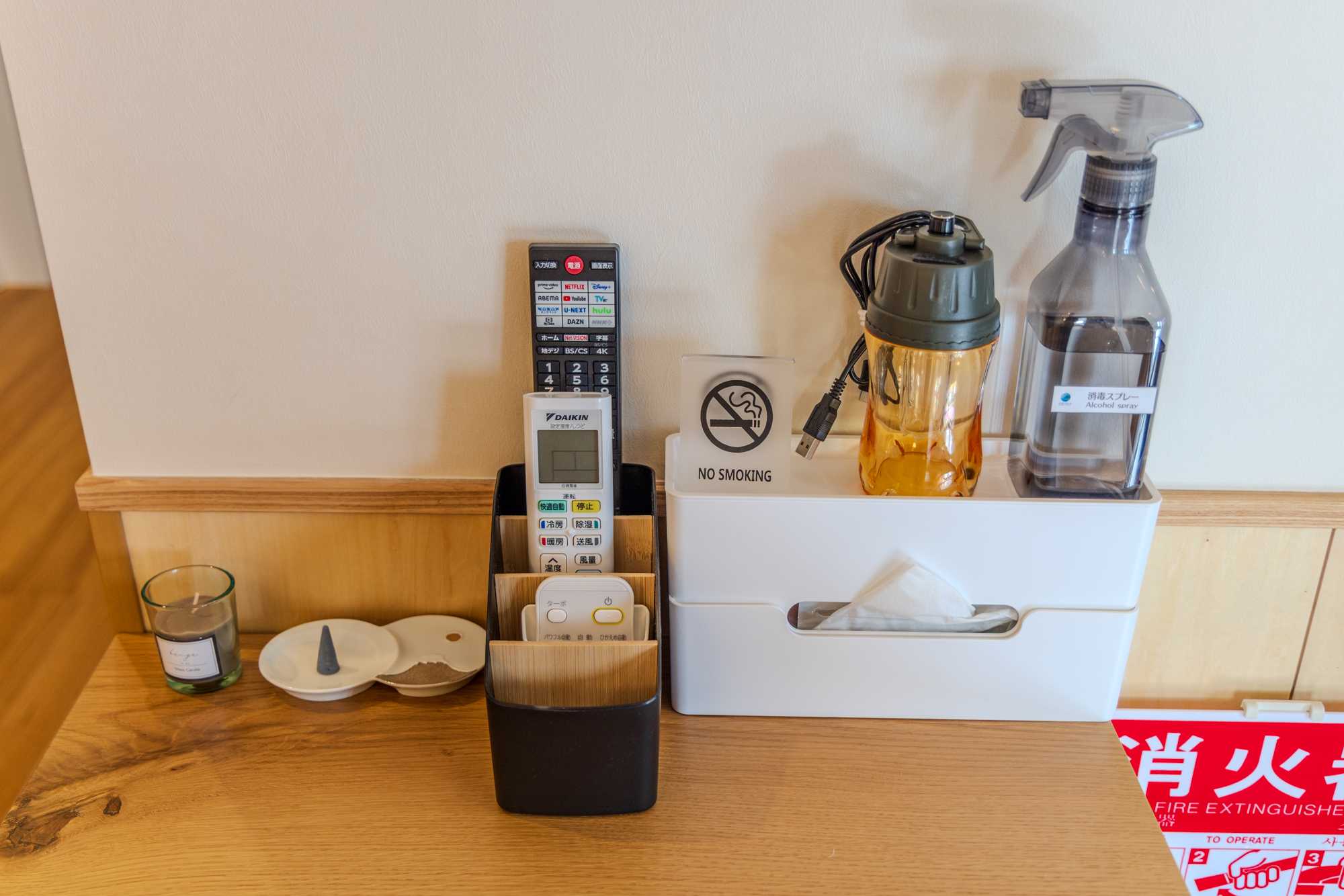 リモコン、消毒スプレー、ティッシュ
